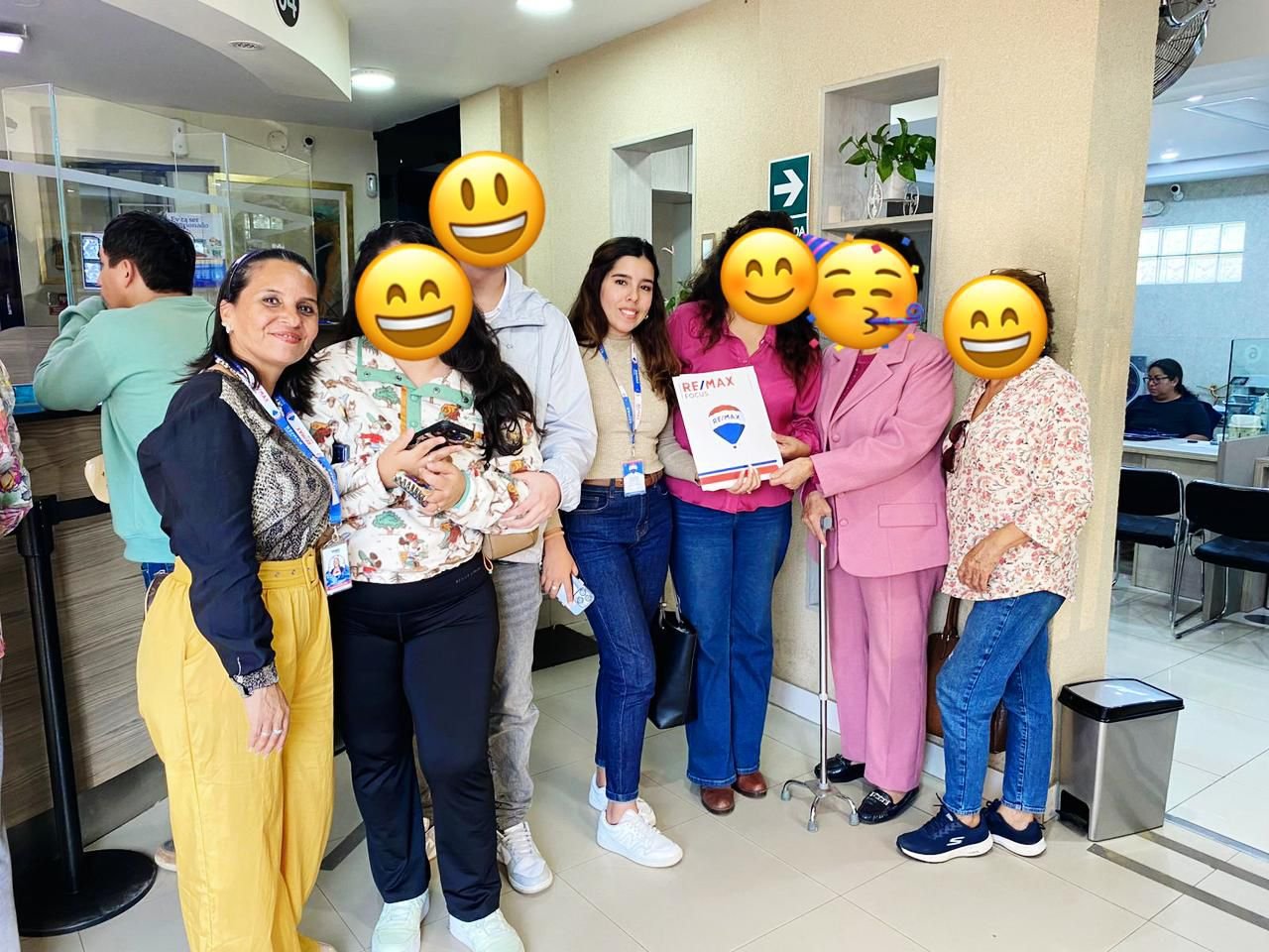 Clientes satisfechos en notaría con Gianella Aponte